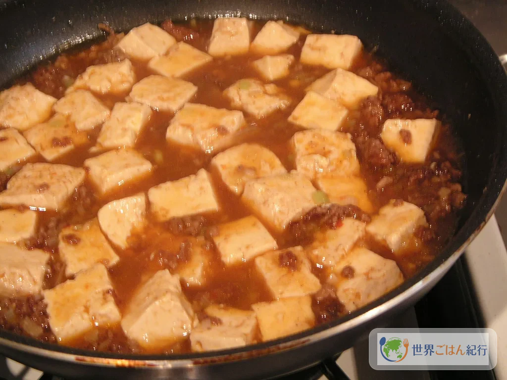 フライパンで煮ている麻婆豆腐