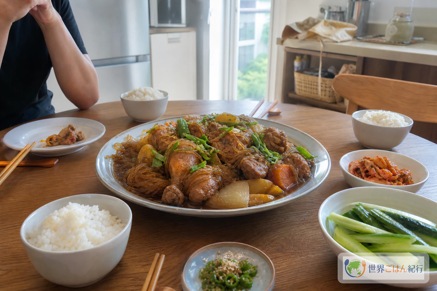 安東チムタク、白ご飯、キムチ、きゅうりを並べた韓国の食卓