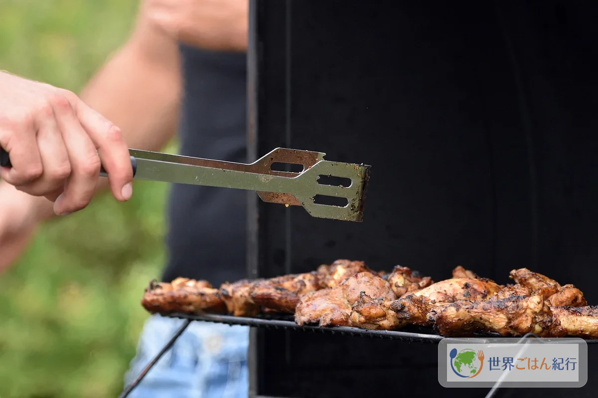 トルコのケバブ屋台で炭火焼きを行うシーン