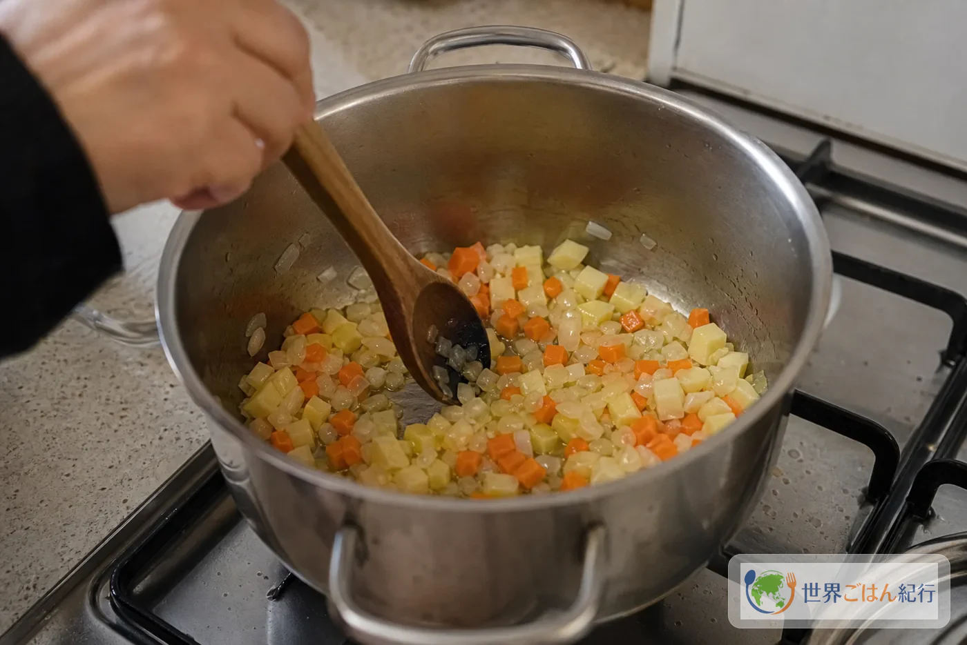 手順2: 香味野菜を炒める(8分)