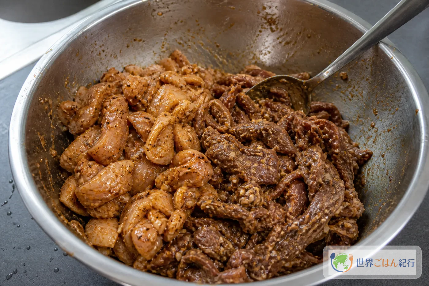 手順2: 肉にスパイスをもみ込む
