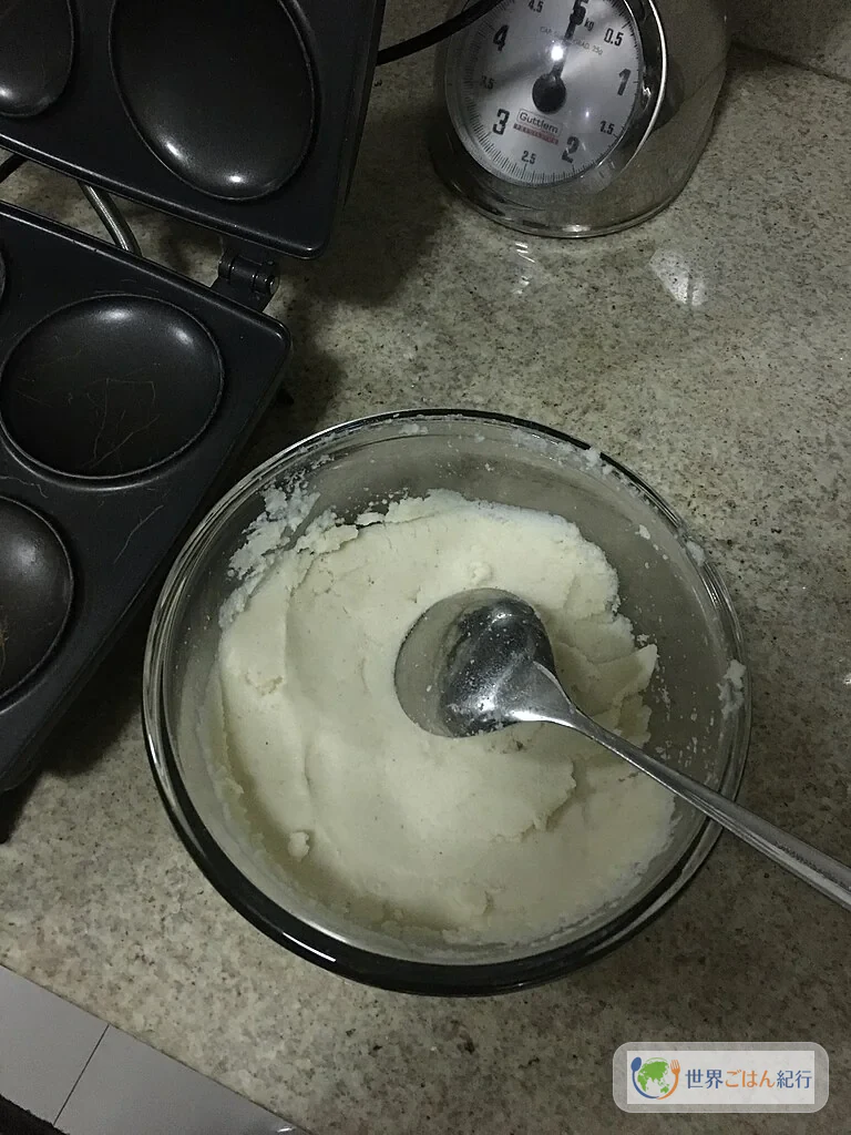 手順1: 粉を水に落として混ぜる
