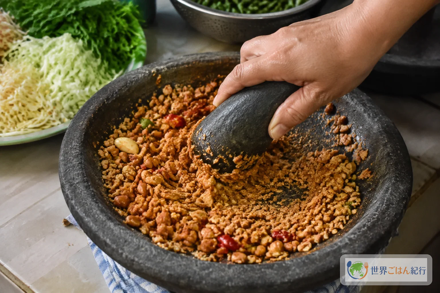 手順3: 香味をつぶし、ピーナッツを粗くする(6分)