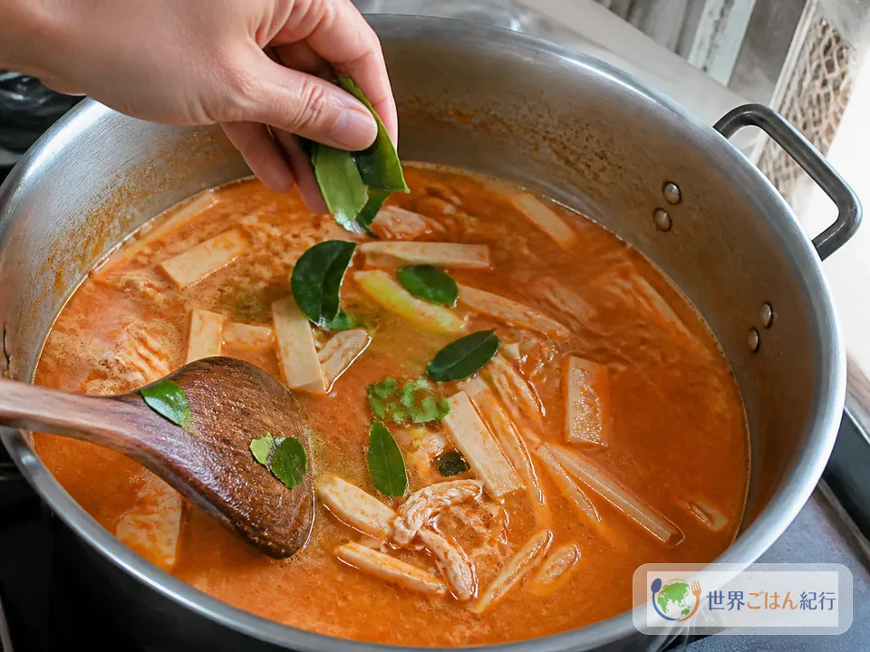 手順5: だしと鶏肉を合わせ、葉を最後に入れる(10分)