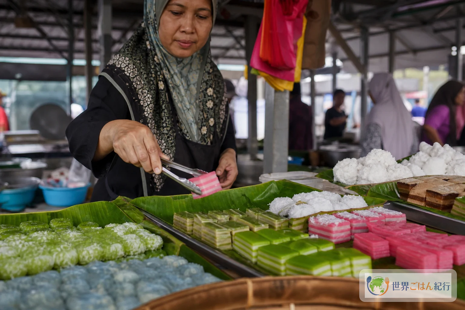 マレーシアの市場でクエ・ラピスを並べる売り場