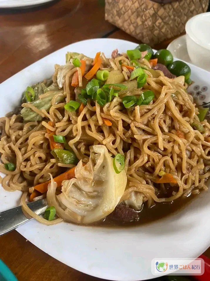 大皿に盛られたフィリピンのパンシット