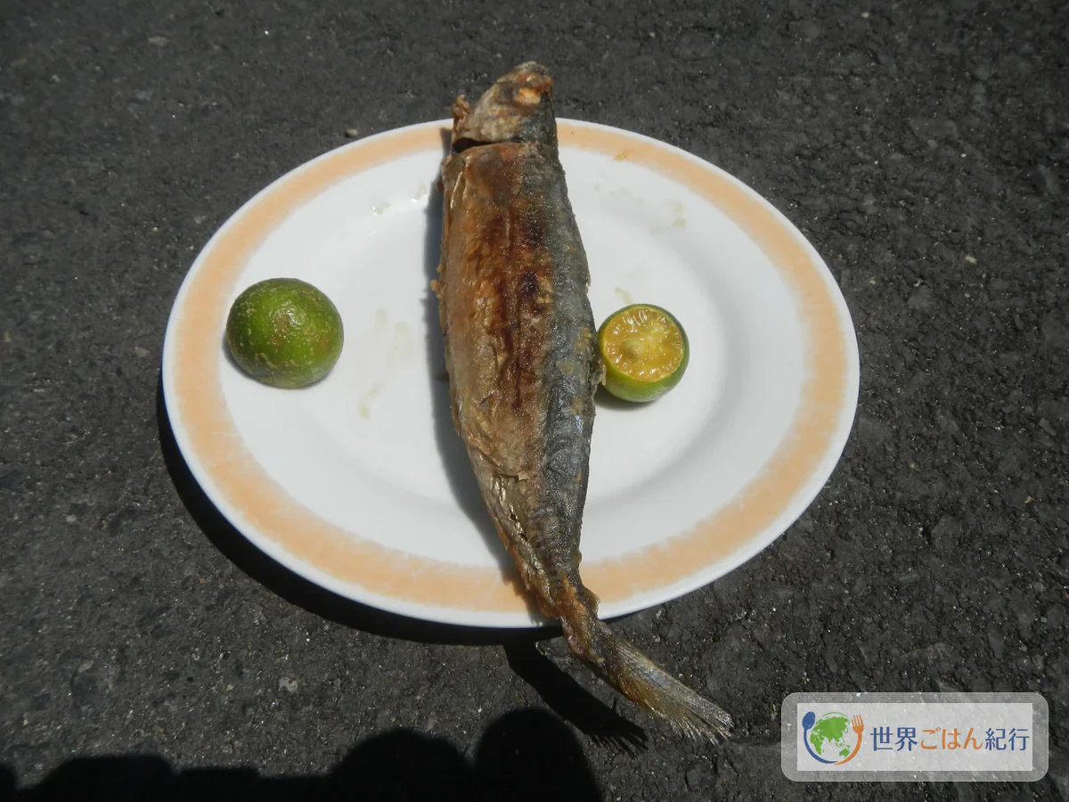 パンシット、ルンピア、魚料理を並べたフィリピンの食卓