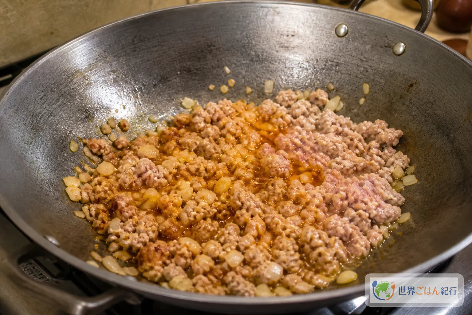 手順3: 豚肉と香味野菜を炒める（8分）