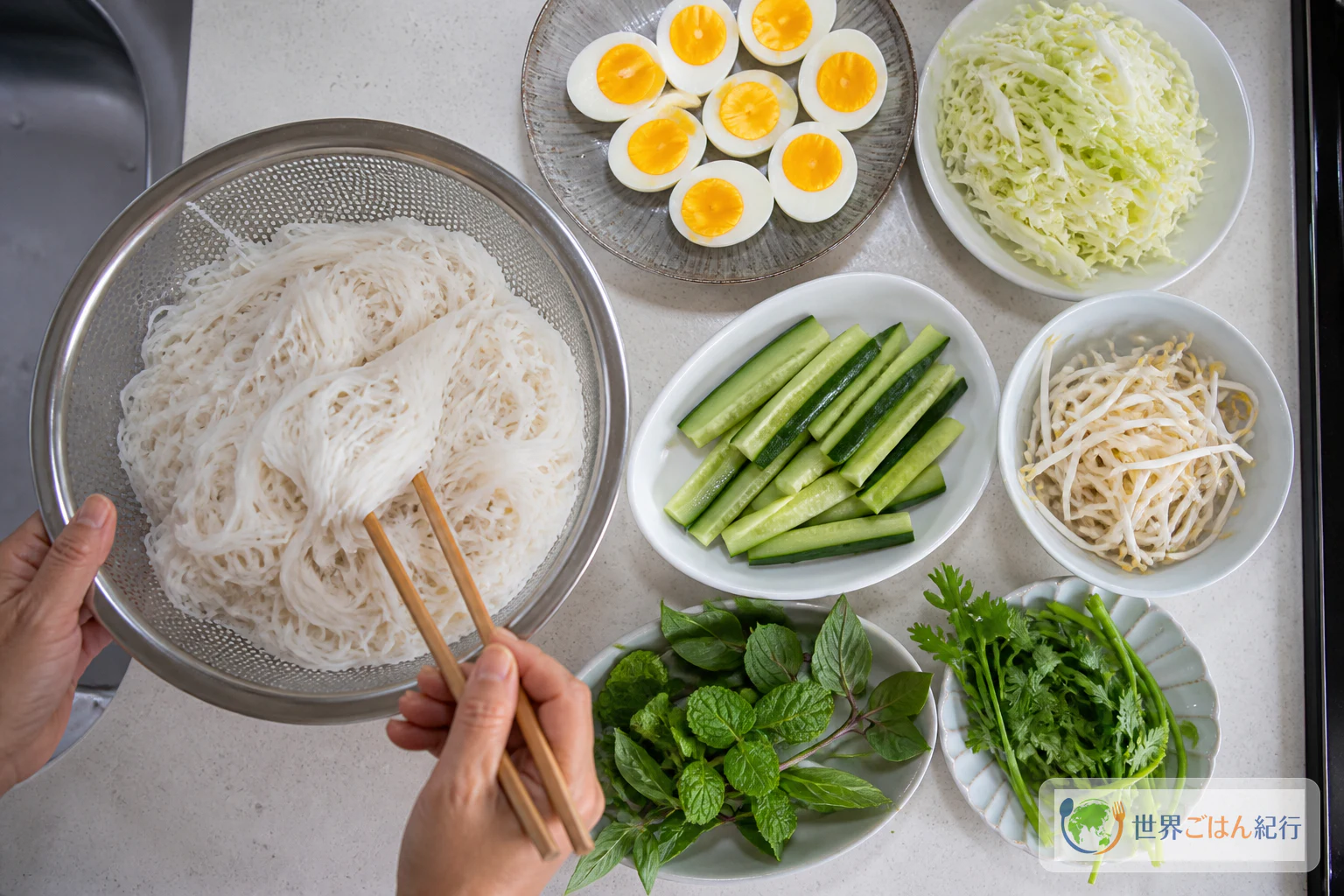 手順5: 麺、卵、野菜を別々に整える