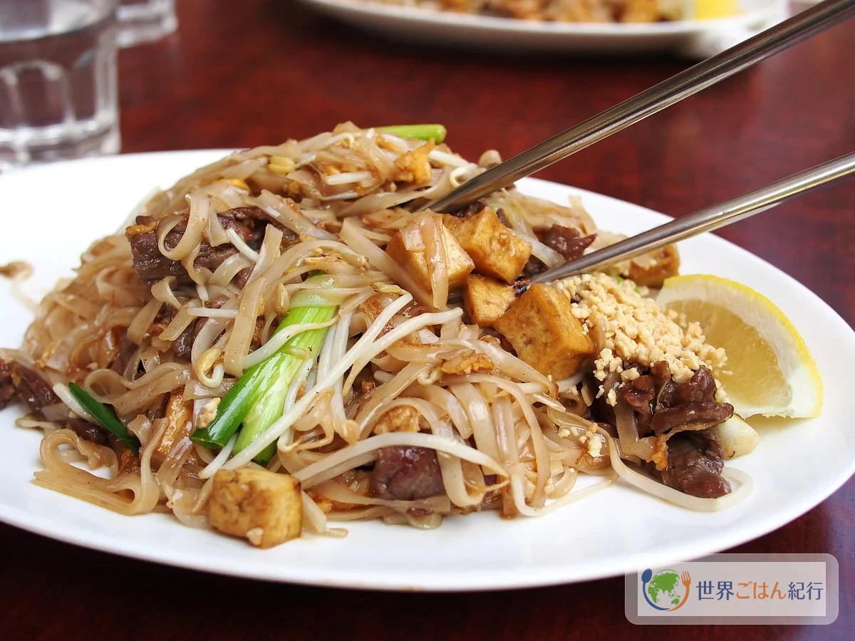 米麺に豆腐ともやし、ニラ、砕いたピーナッツを合わせたパッタイ