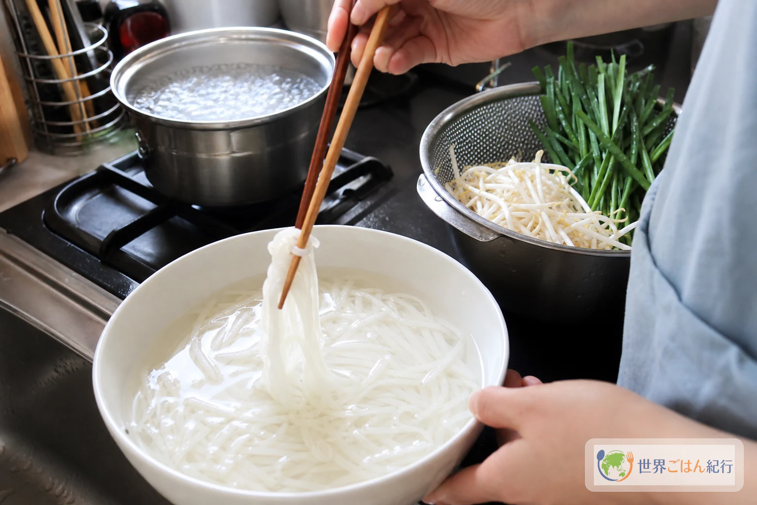 手順4: 米麺と香草を準備する